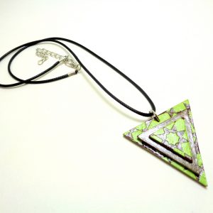 Pendentif triangle en carton - Vert étoilé/Marron – Image 2