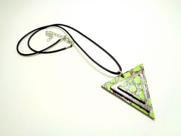 Pendentif triangle en carton - Vert étoilé/Marron