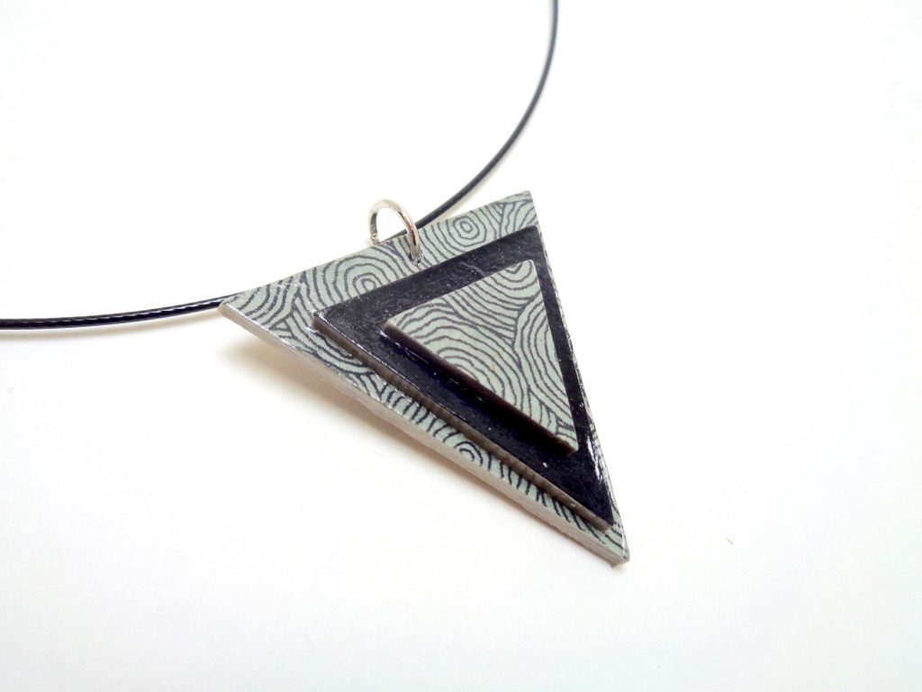 Pendentif triangle en carton - Gris cercles/Noir