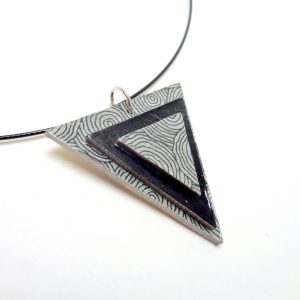 Pendentif triangle en carton - Gris cercles/Noir