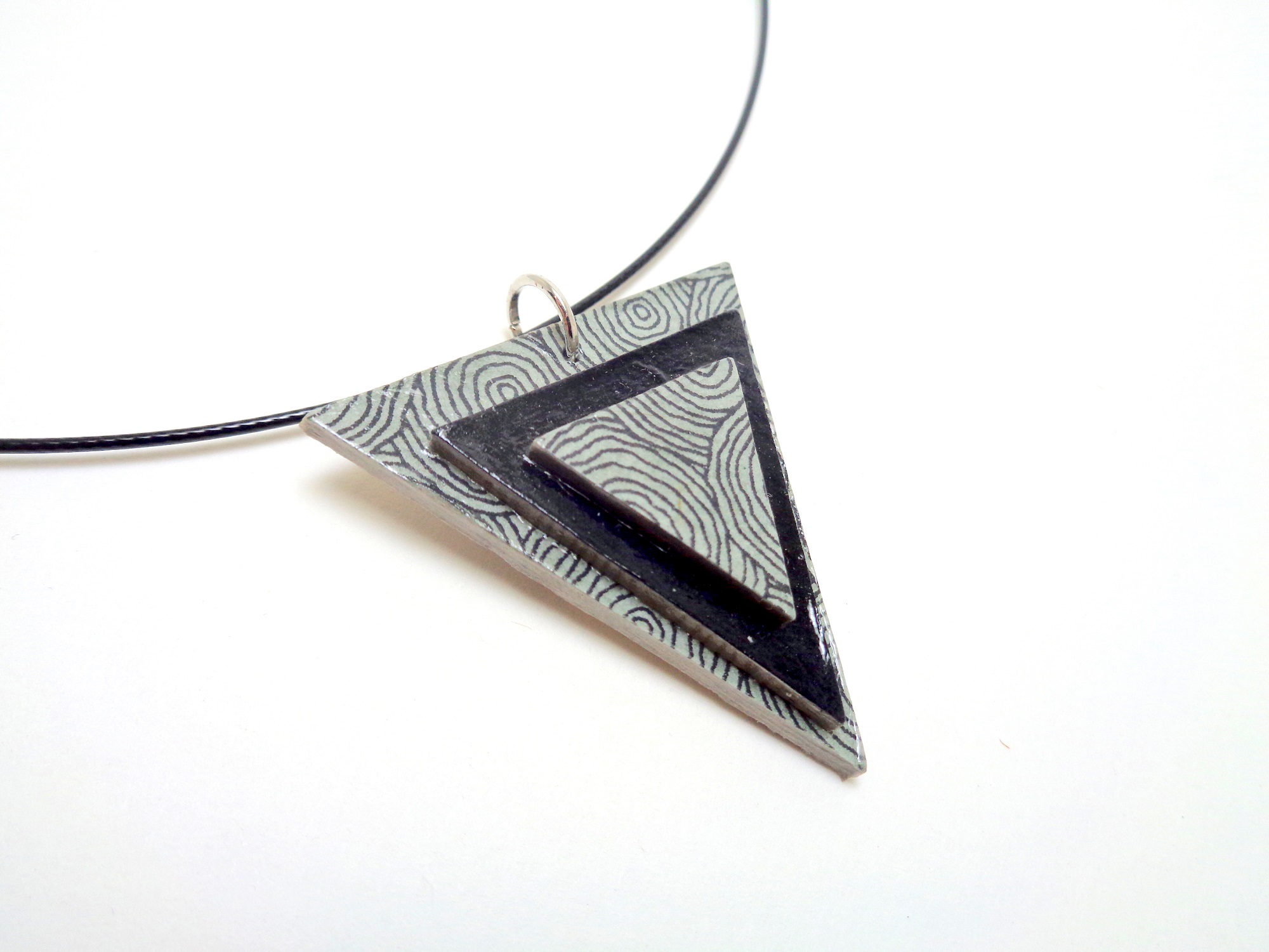 Pendentif triangle en carton - Gris cercles/Noir – Image 1