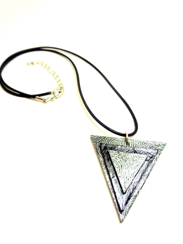 Pendentif triangle en carton - Gris cercles/Noir