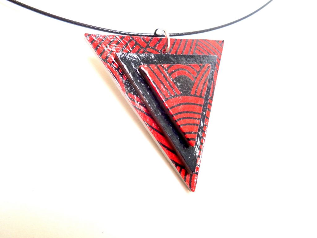 Pendentif triangle en carton - "Rouge Nœuds"/Noir