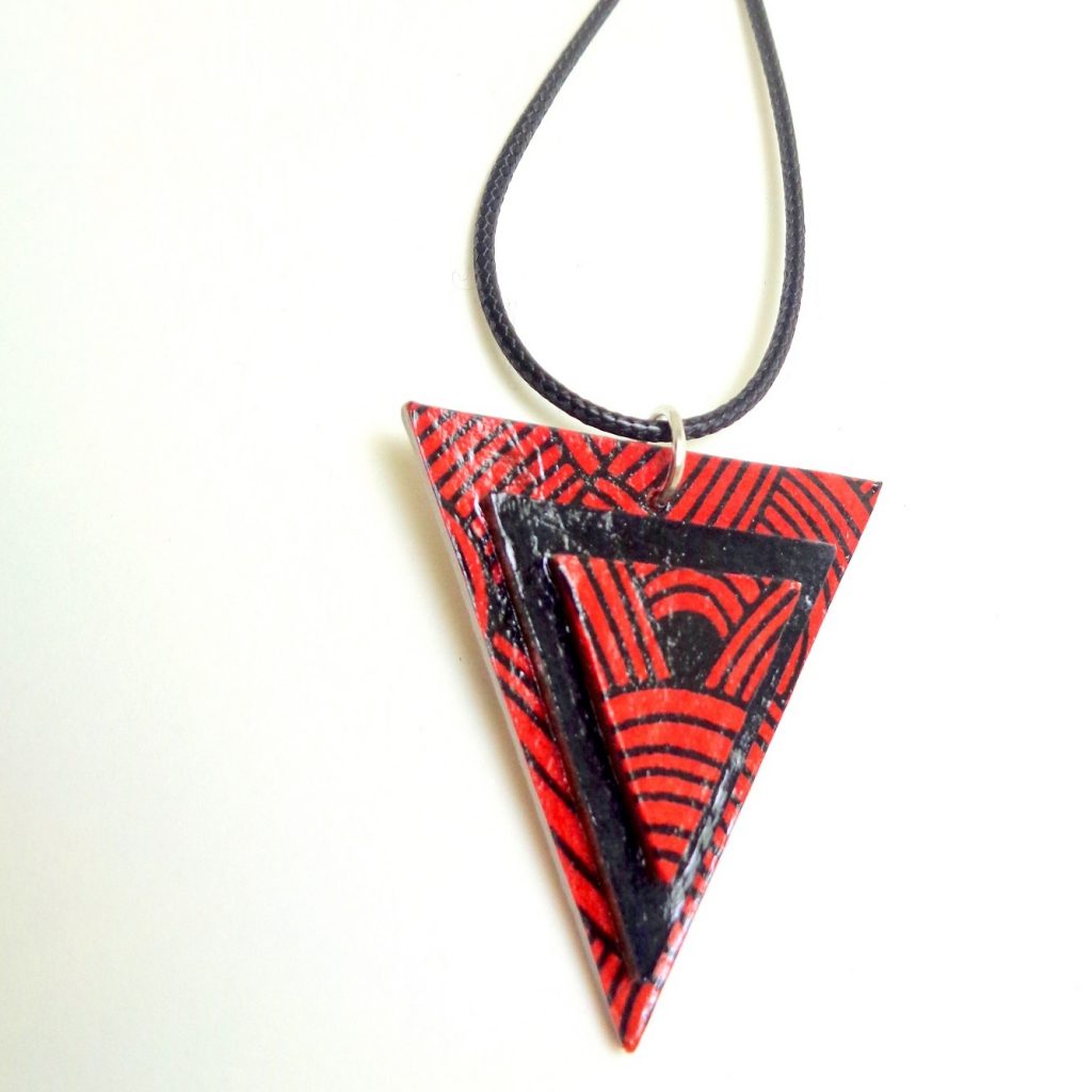 Pendentif triangle en carton - "Rouge Nœuds"/Noir