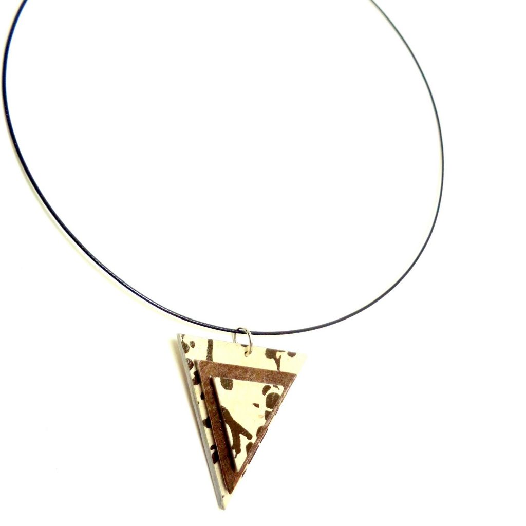 Pendentif triangle en carton - Blanc à motifs/Marron