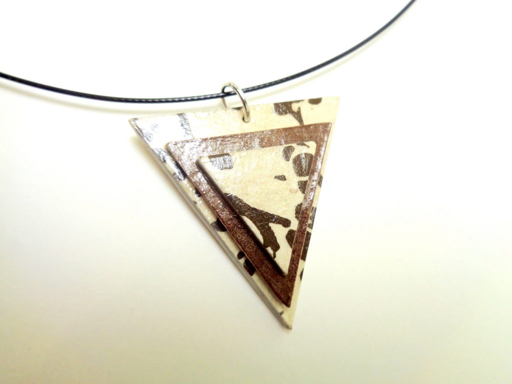 Pendentif triangle en carton - Blanc à motifs/Marron