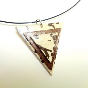 Pendentif triangle en carton - Blanc à motifs/Marron – Image 3