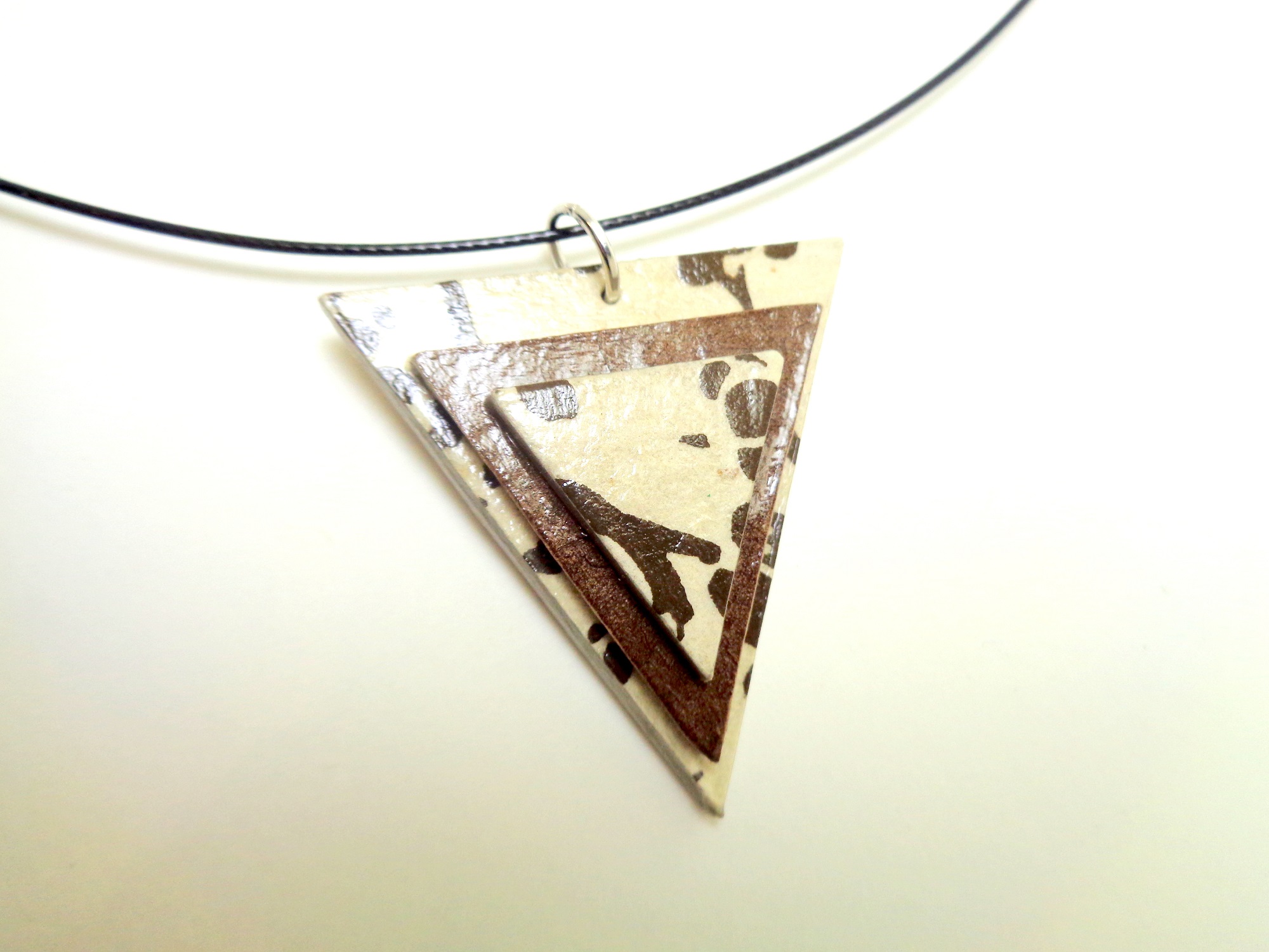 Pendentif triangle en carton - Blanc à motifs/Marron – Image 3
