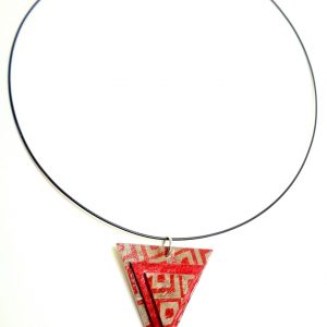 Pendentif triangle en carton - Gris losanges rouges/Rouge – Image 2