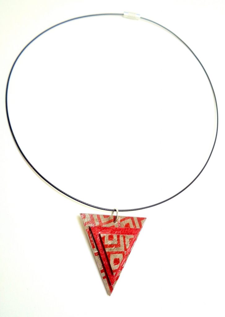 Pendentif triangle en carton - Gris losanges rouges/Rouge