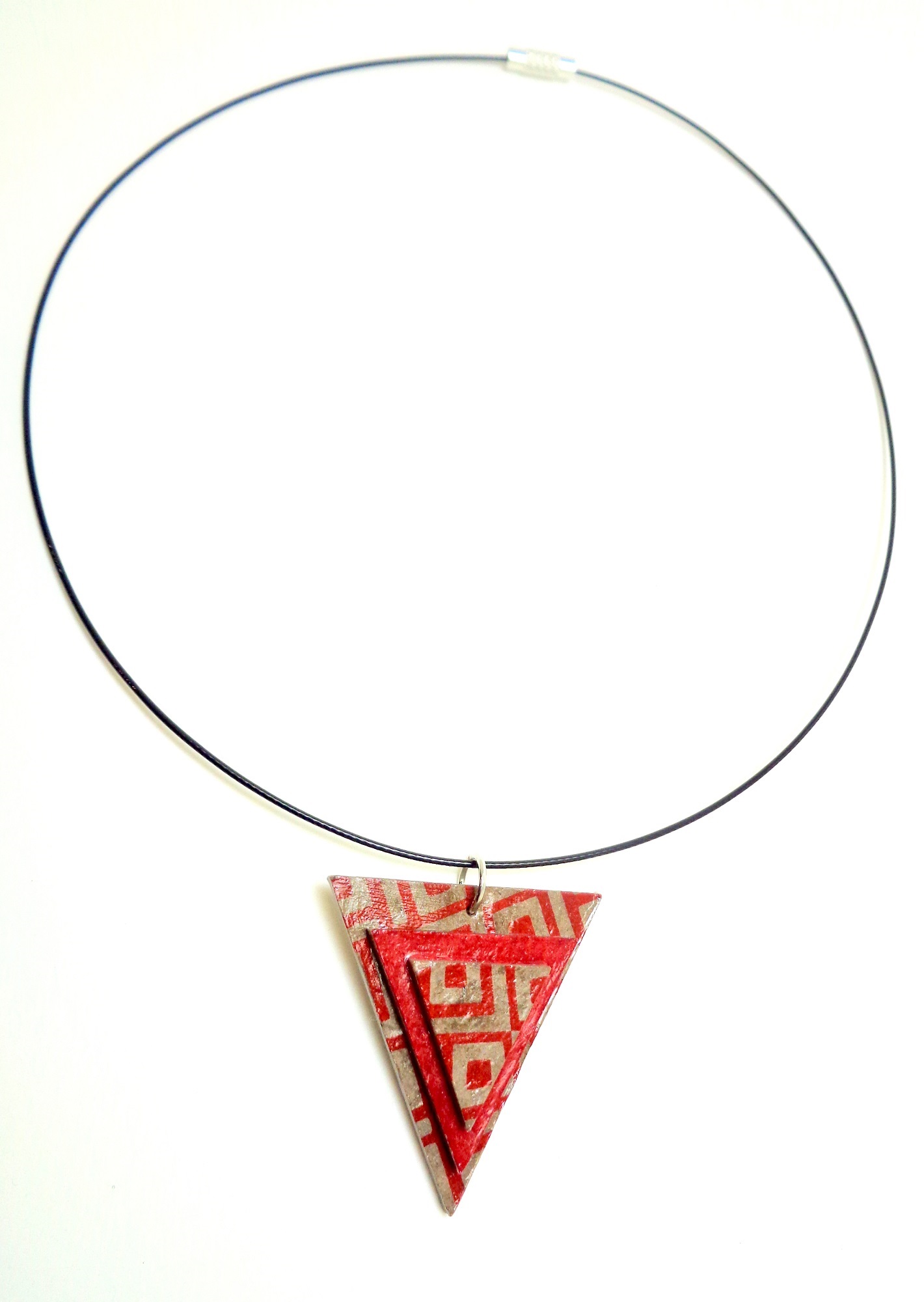 Pendentif triangle en carton - Gris losanges rouges/Rouge – Image 2