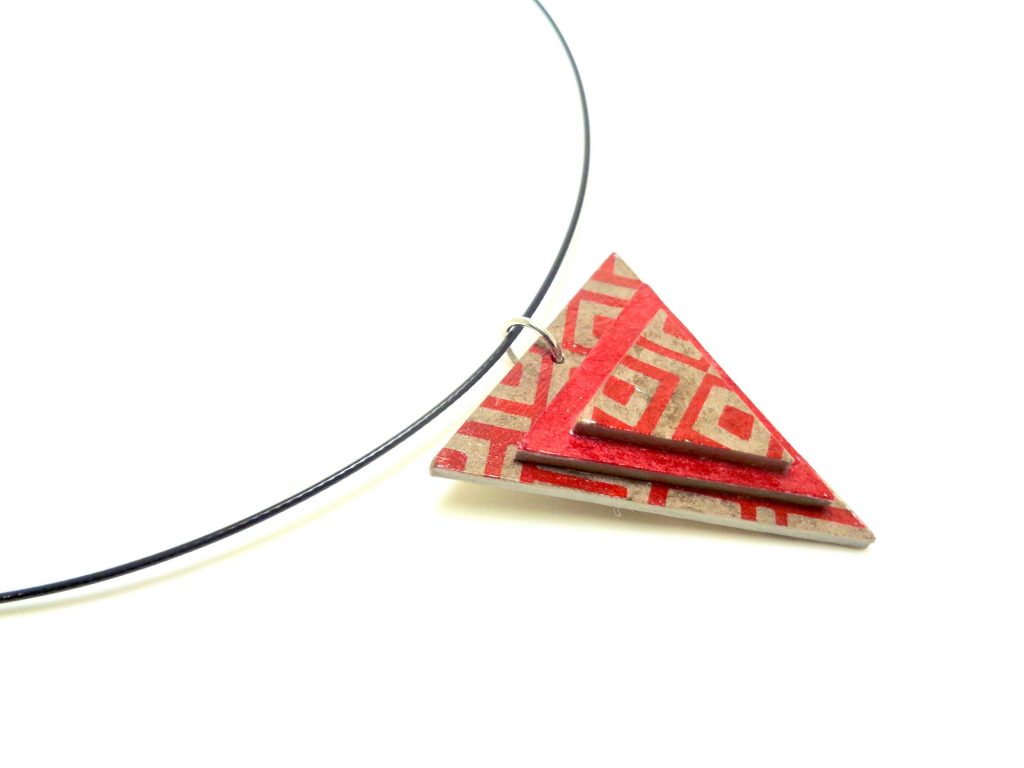 Pendentif triangle en carton - Gris losanges rouges/Rouge