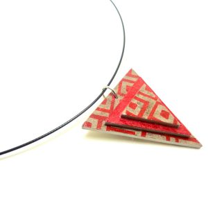 Pendentif triangle en carton - Gris losanges rouges/Rouge – Image 3