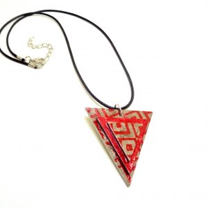 Pendentif triangle en carton - Gris losanges rouges/Rouge – Image 4