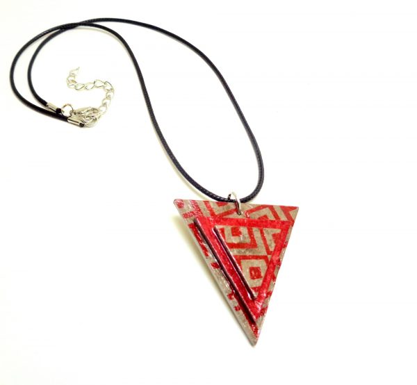 Pendentif triangle en carton - Gris losanges rouges/Rouge