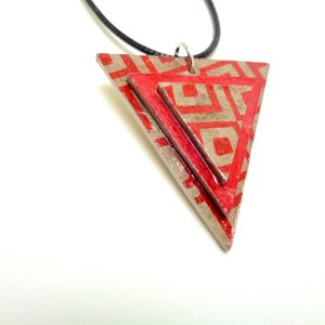 Pendentif triangle en carton - Gris losanges rouges/Rouge