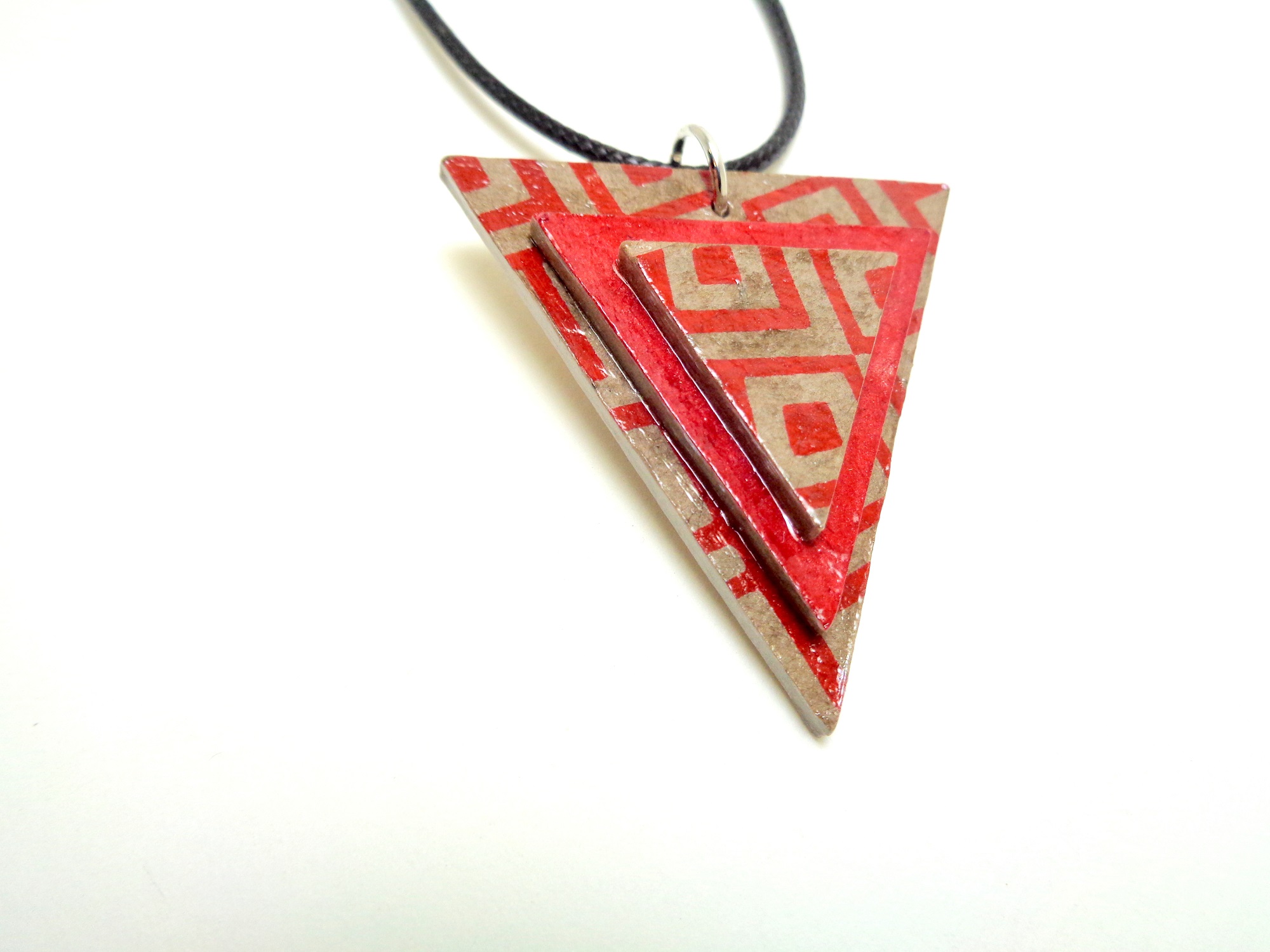 Pendentif triangle en carton - Gris losanges rouges/Rouge – Image 1