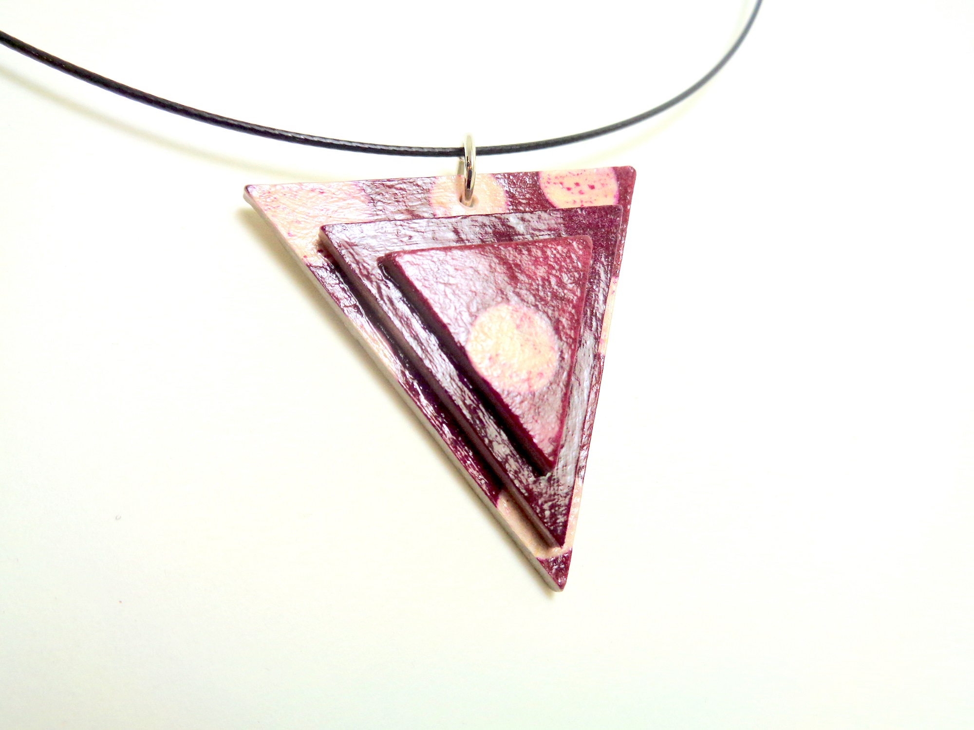 Pendentif triangle en carton - Bordeaux à pois/Bordeaux – Image 1