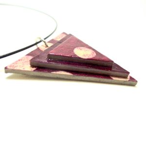 Pendentif triangle en carton - Bordeaux à pois/Bordeaux – Image 3