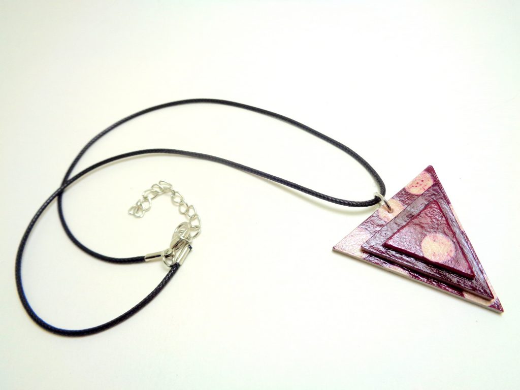Pendentif triangle en carton - Bordeaux à pois/Bordeaux