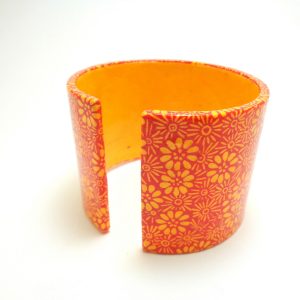 Bracelet manchette en carton - Fleurs orange – Image 3