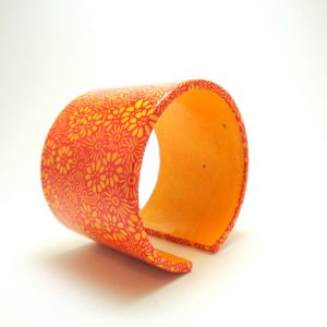 Bracelet manchette en carton - Fleurs orange – Image 2