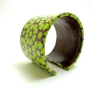 Bracelet manchette en carton - Vert étoilé – Image 2