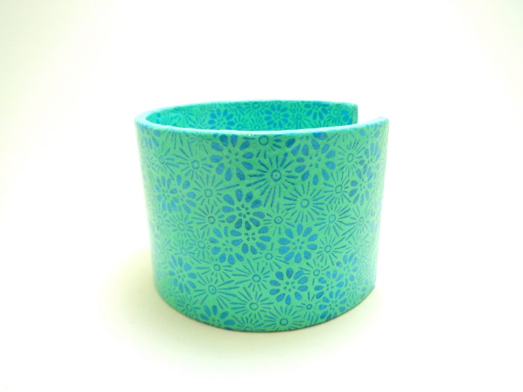 Bracelet manchette en carton - Fleurs bleues