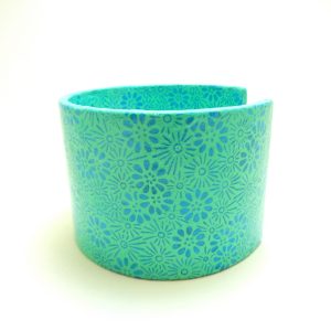 Bracelet manchette en carton - Fleurs bleues – Image 3