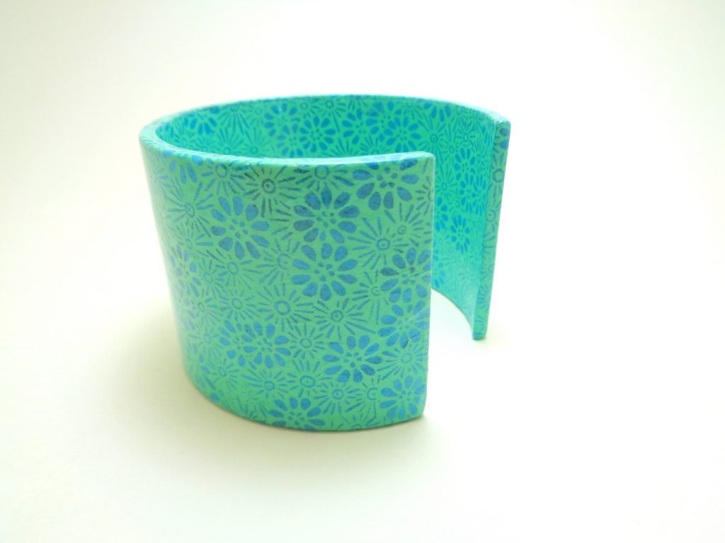 Bracelet manchette en carton - Fleurs bleues