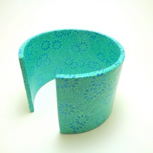 Bracelet manchette en carton - Fleurs bleues – Image 2