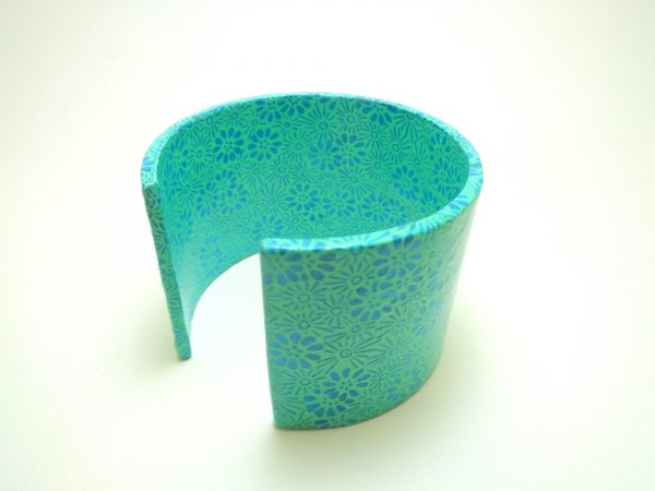 Bracelet manchette en carton - Fleurs bleues