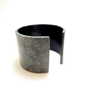 Bracelet manchette en carton - Gris à cercles noirs – Image 3