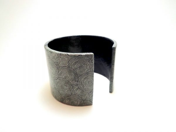 Bracelet manchette en carton - Gris à cercles noirs