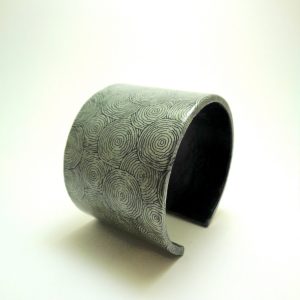 Bracelet manchette en carton - Gris à cercles noirs – Image 2