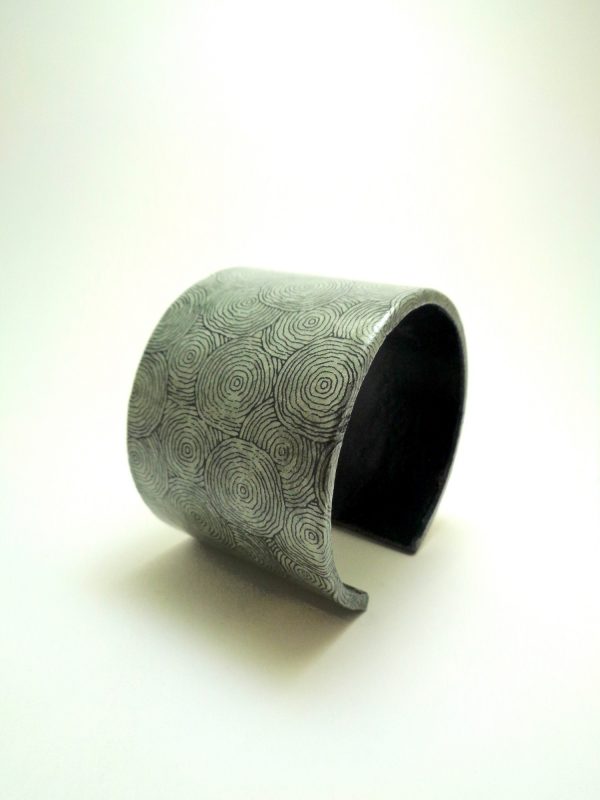 Bracelet manchette en carton - Gris à cercles noirs
