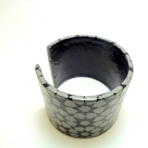 Bracelet manchette en carton - Gris étoilé – Image 3