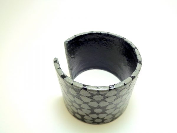 Bracelet manchette en carton - Gris étoilé
