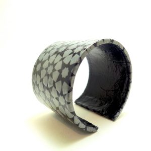 Bracelet manchette en carton - Gris étoilé – Image 2