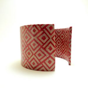 Bracelet manchette en carton - Gris losanges Rouges – Image 3