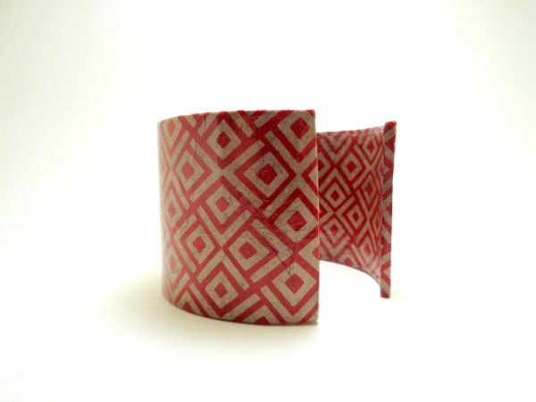 Bracelet manchette en carton - Gris losanges Rouges