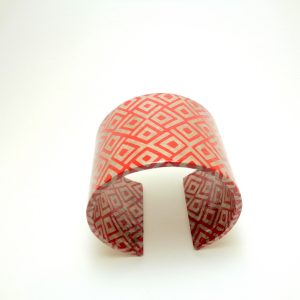 Bracelet manchette en carton - Gris losanges Rouges – Image 2