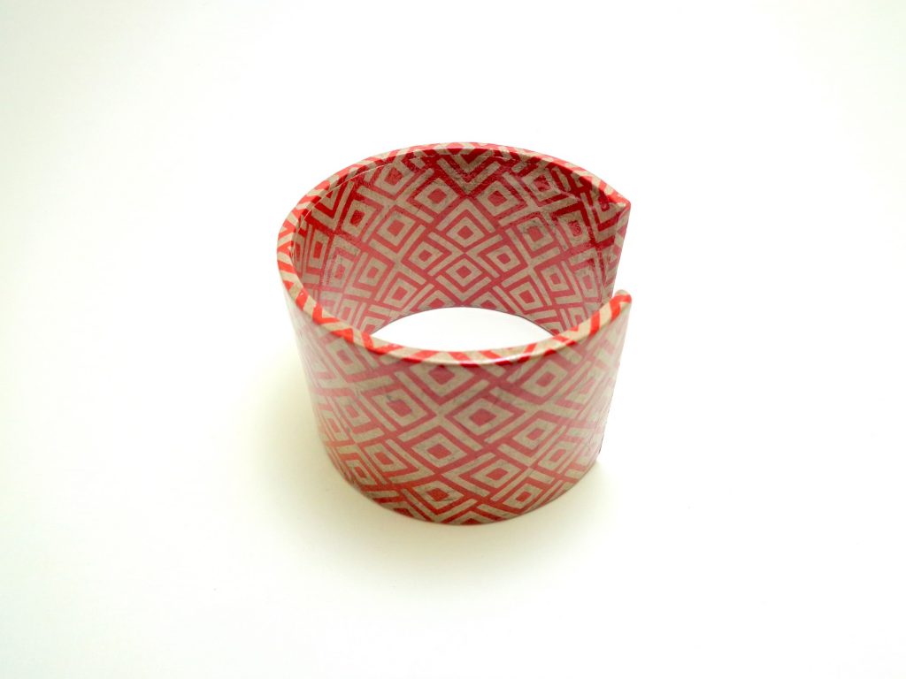 Bracelet manchette en carton - Gris losanges Rouges