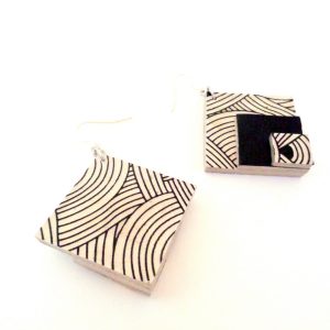 Boucles d'oreille en carton - grand losange- Blanc noeuds/Noir - Argent 925 – Image 3