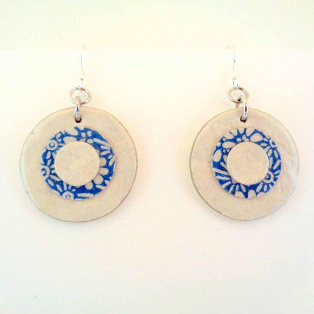 Boucles d'oreille en carton - Petites rondes X3 - Blanc/Fleurs bleu porcelaine - Argent 925