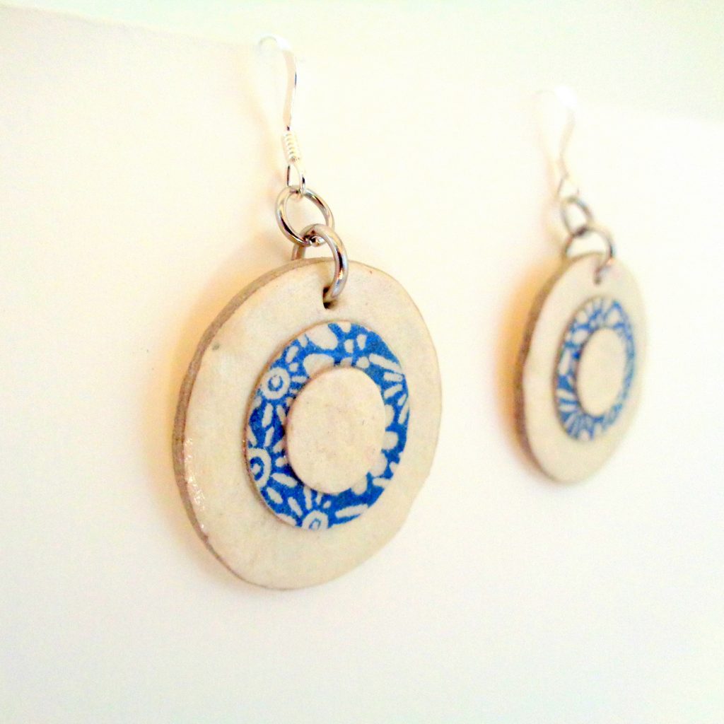 Boucles d'oreille en carton - Petites rondes X3 - Blanc/Fleurs bleu porcelaine - Argent 925