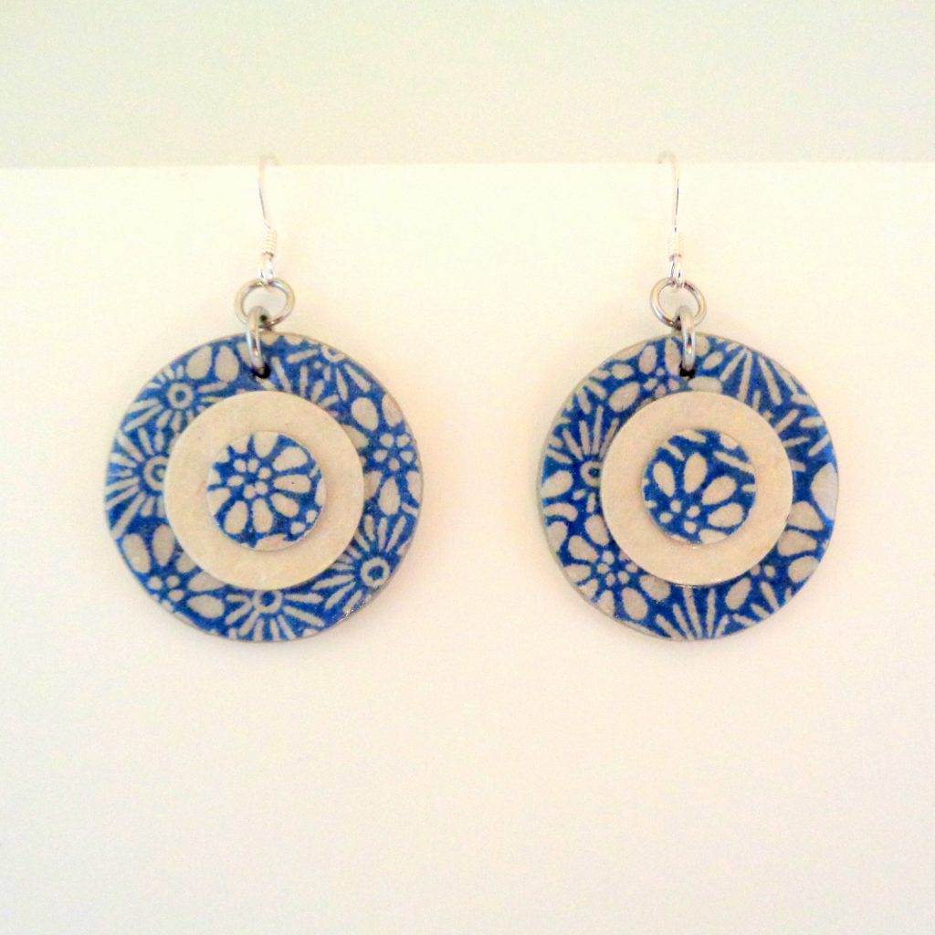 Boucles d'oreille en carton - Petites rondes X3 - Fleurs bleu porcelaine/Blanc - Argent 925