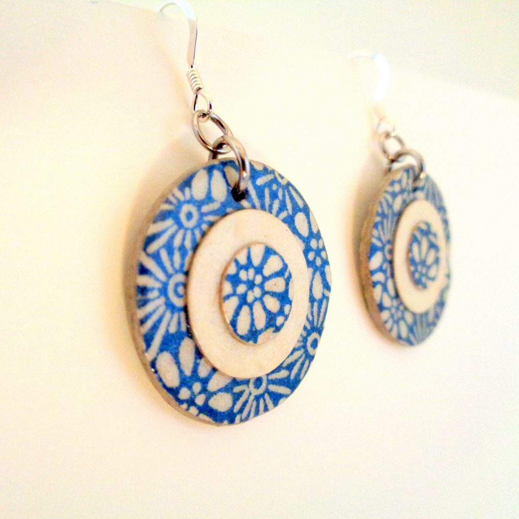 Boucles d'oreille en carton - Petites rondes X3 - Fleurs bleu porcelaine/Blanc - Argent 925