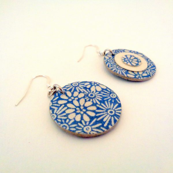 Boucles d'oreille en carton - Petites rondes X3 - Fleurs bleu porcelaine/Blanc - Argent 925