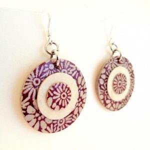 Boucles d'oreille en carton - Petites rondes X3 - Fleurs bordeaux/Blanc - Argent 925 – Image 2